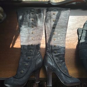 Barely worn FRYE Matilda button boots